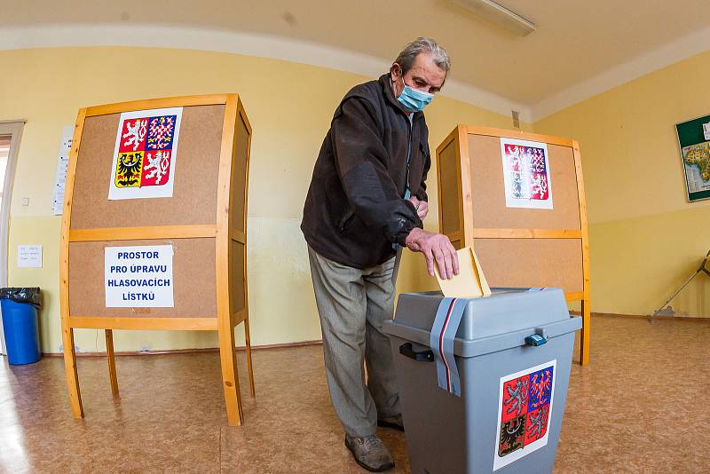 V budově trutnovského gymnázia patří hned tři učebny volebním místnostem. Volí v nich lidé z padesáti trutnovských ulic.