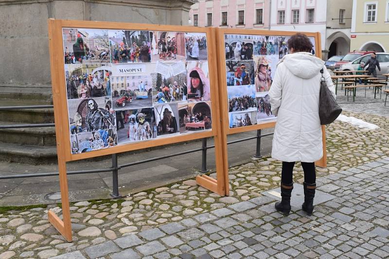 Přehlídkou zajímavých a neobvyklých masek byl masopust v Hostinném. 