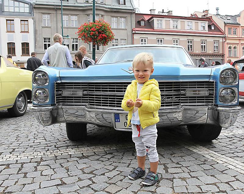 Sraz amerických vozidel a motocyklů ve Vrchlabí.