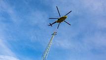 Osmnáctimetrový stožár vysokého napětí usadil u Žacléře vrtulník