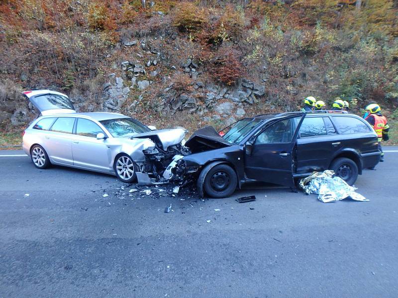 Čelní střet automobilů odnesli zraněním dva lidé.