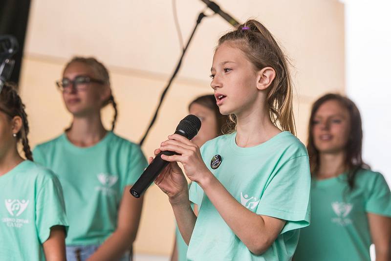 Hudební a taneční kemp Česko zpívá vyvrcholil vystoupením účastníků před trutnovským Uffem.