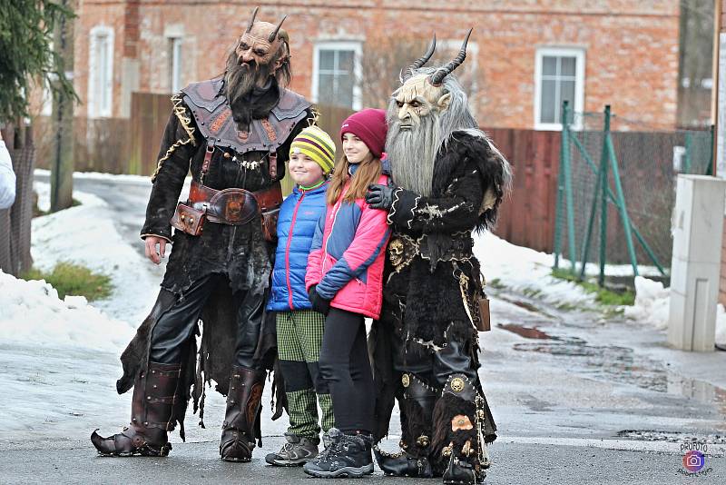 Krampusáci strašili tentokrát v Mladých Bukách.