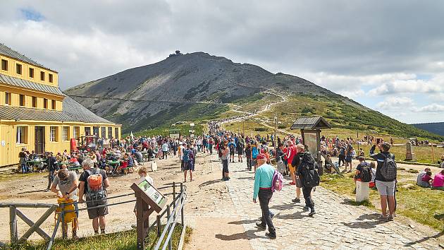 Do Krkonoš vyrazí během letních prázdnin tisíce turistů.