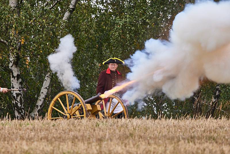 Na poli u Studence u Trutnova se střetli vojáci armád rakousko-saské a pruské, které bojovaly v bitvě v roce 1745.