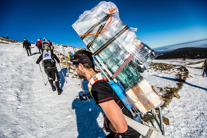 Horští nosiči při zimní verzi závodu Sněžka Sherpa Cup vynesli zásoby vod a kofol od lanovky z Pece na Sněžku na Českou Poštovnu.