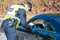 Policisté hlídali o víkendu v Herlíkovicích průjezd na silnici mezi Vrchlabím a Špindlerovým Mlýnem.