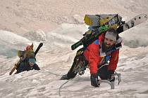 Mačky na nohy, cepíny do ruky, lyže na bágl a vzhůru k nejvyššímu bodu jižního Pamíru, štítu Karla Marxe (6723 metrů), se vydali horolezci z Krkonoš Libor Dušek, Zdeněk Jirouš a Jan Holubec.