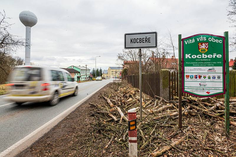 Silniční provoz v Kocbeřích je veliký, podkrkonošská obec leží na hlavním tahu mezi Trutnovem a Hradcem Králové.