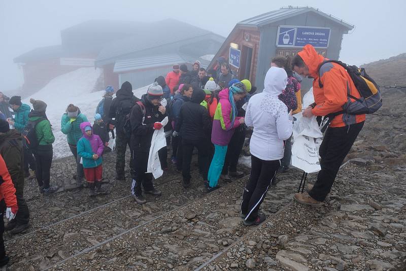 Dobrovolníci vyrazili uklízet nepořádek po zimní sezoně na Sněžce, jejím okolí a Peci pod Sněžkou v rámci celorepublikového projektu Ukliďme svět, ukliďme Česko.