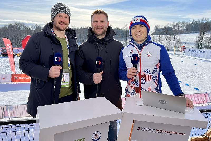 Do studia České televize dorazilo při Olympiádě dětí a mládeže několik významných hostů. Tomáš Budka v něm uvítal například bývalého hokejistu Patrika Eliáše a trenéra Václava Varaďu.