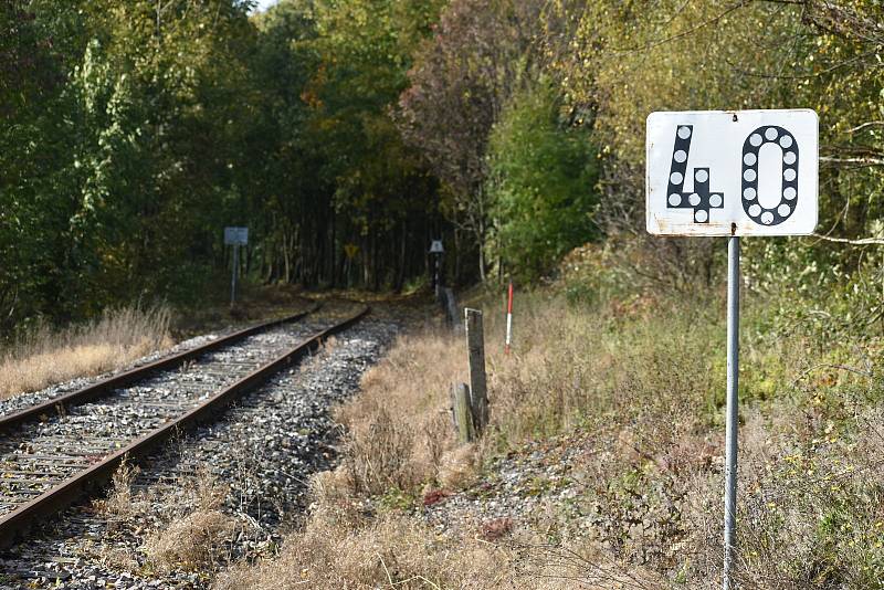 Vlakové nádraží v Žacléři je ve špatném stavu, na trati do Královce vlaky nejezdí v pravidelné dopravě od roku 2009.