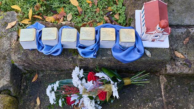 Na místě bývalé synagogy v Trutnově byly v neděli 12. listopadu 2023 představeny Kameny zmizelých připomínající trutnovské oběti holocaustu.