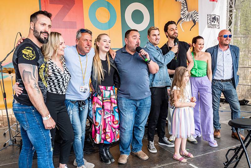 Hvězdy televizního seriálu ZOO zahájily letní sezonu v Safari Parku Dvůr Králové, Eva Burešová měla koncert.