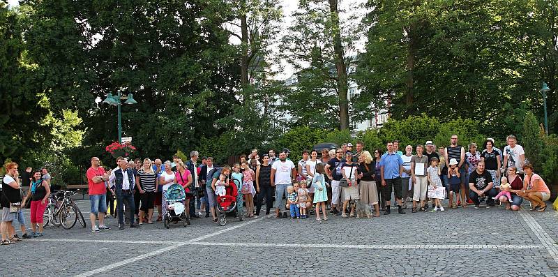 Z úterních protestů proti Andreji Babišovi ve Vrchlabí.