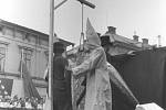 Už téměř zapomenuté oslavy 1. máje v Trutnově. Snímek je z poloviny padesátých let.