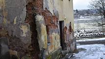 Po nepřizpůsobivých občanech zůstala v bytovém domě v Regnerově ulici v Úpici spoušť. Město ho zbourá.