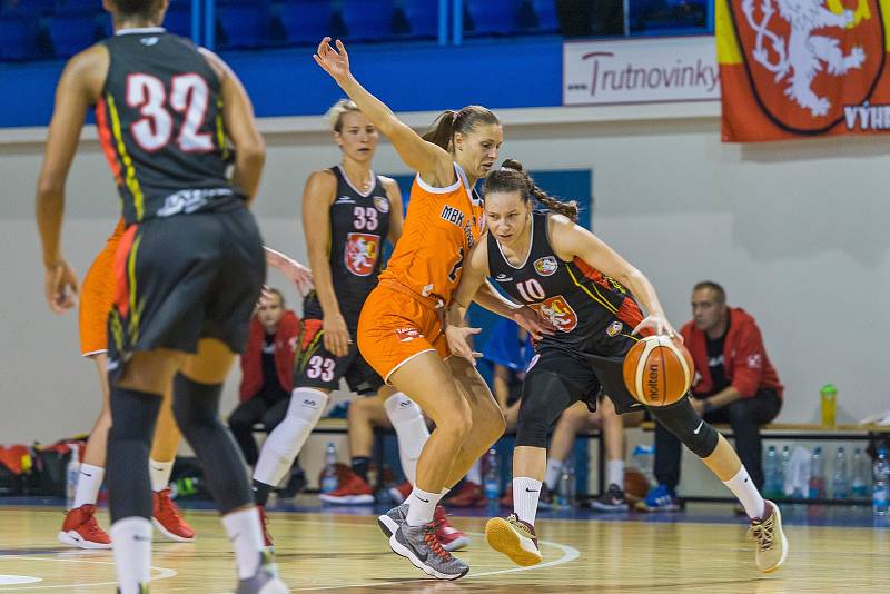 Z finálového duelu Ružomberok - Hradec Králové při basketbalovém turnaji O pohár města Trutnova.