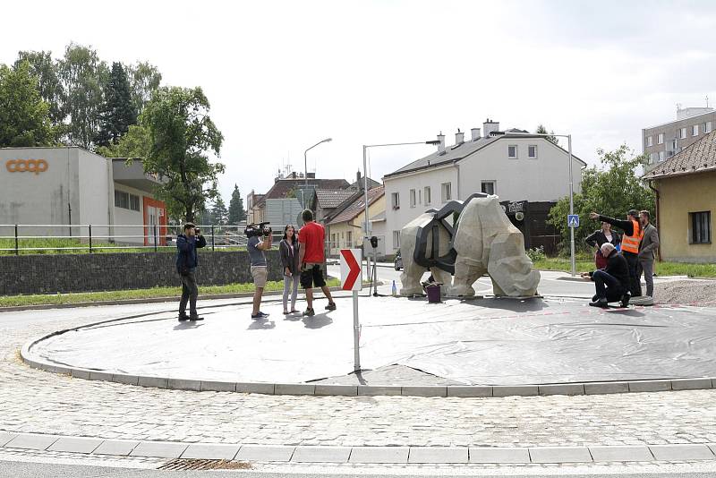 Socha nosorožce Súdána v kruhové křižovatce ve Dvoře Králové nad Labem.