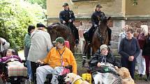 Na trutnovské faře vozíčkárům předvedli zásahy policisté na koních