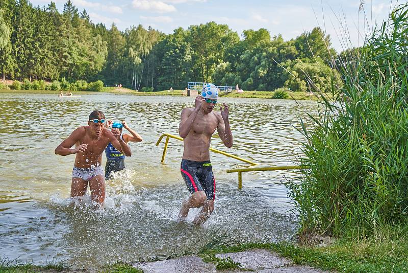 Triatlon v Dolcích u Trutnova. Soupeřili jednotlivci i štafety.