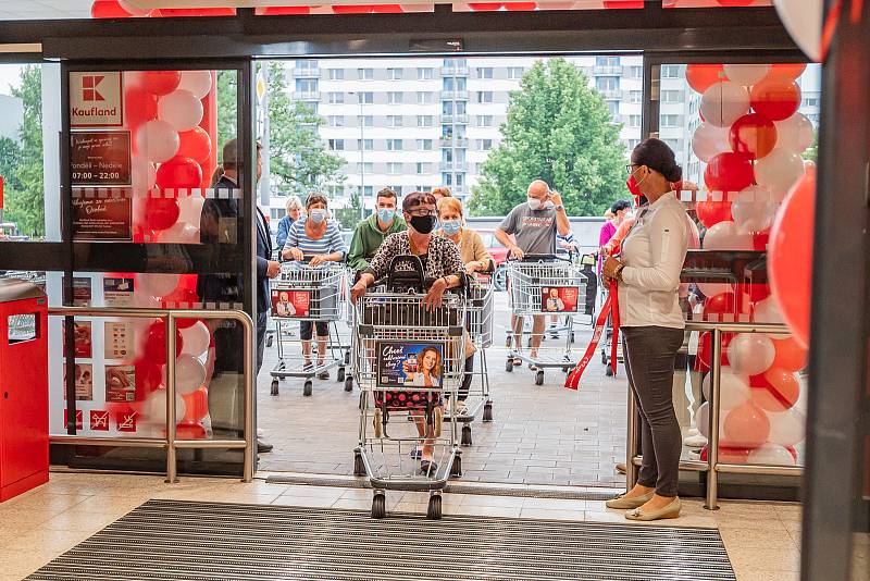 Trutnovská prodejna obchodního řetězce Kaufland přivítala ve středu 14. července první zákazníky při otevření po rekonstrukci.