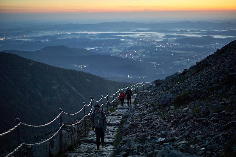 Polský Krkonošský národní park zakázal sestup ze Sněžky řetězovou cestou. Turisté po ní mohou jít ve směru od Slezského domu jen na vrchol. Zákaz platí do 31. srpna.