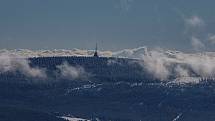 Slunečný víkend přilákal na hřebeny Krkonoš tisíce turistů, do terénu vyrazila řada skialpinistů.