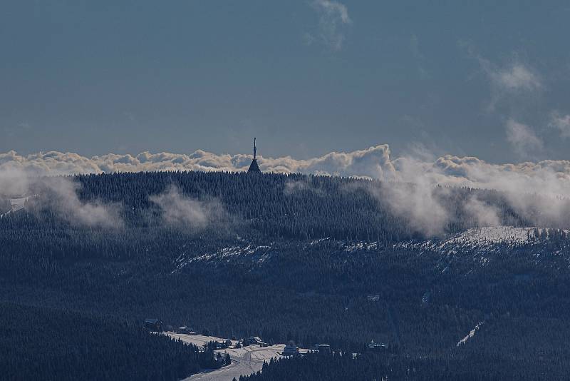 Slunečný víkend přilákal na hřebeny Krkonoš tisíce turistů, do terénu vyrazila řada skialpinistů.