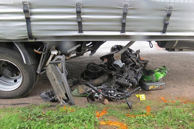 Motorkář zahynul pod přívěsem nákladního vozidla.