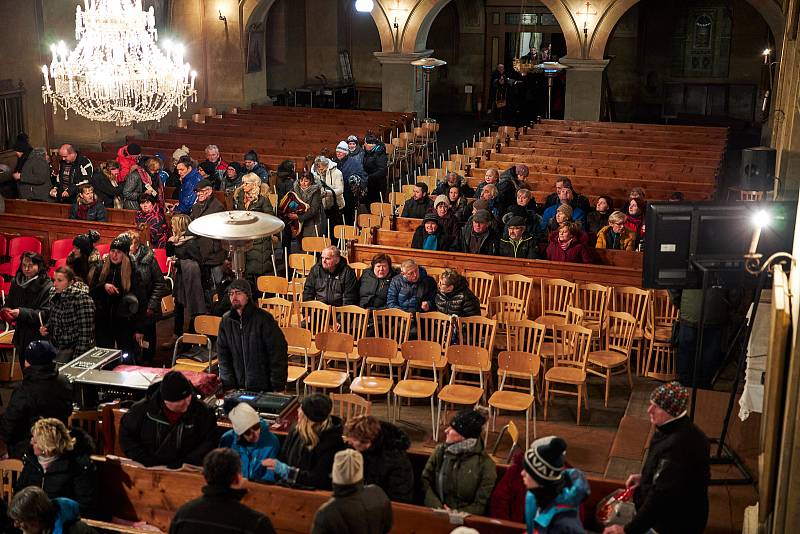 Tříkrálový koncert zpěvačky Moniky Absolonové a Boom!Bandu Jiřího Dvořáka naplnil kostel sv. Mikuláše v Horní Brusnici.