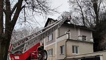 Požár rodinného domu ve Dvoře Králové nad Labem způsobil škodu jeden milion korun, plameny zničily střechu a podkroví.