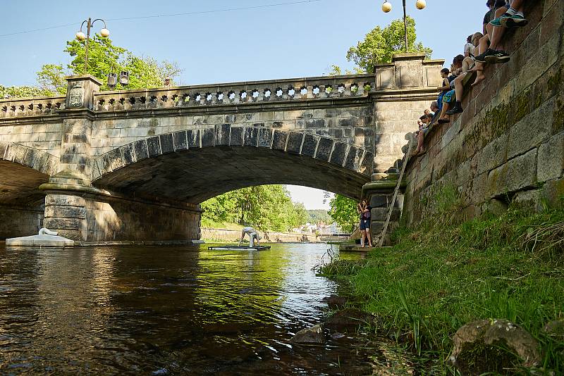 Vystoupení Elišky Brtnické Fish Eye na řece Úpě při festivalu Cirk-UFF v Trutnově.