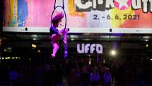 Thula Moon Martin, akrobatka z Havaje, při vystoupení na festivalu Cirk-UFF v Trutnově.
