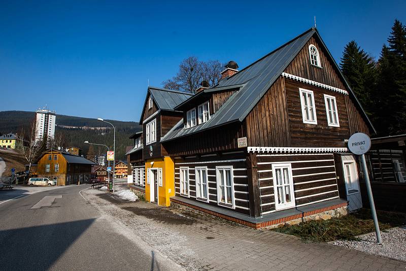 V nouzovém stavu země lidé vyrazili do přírody na hřebeny Krkonoš.