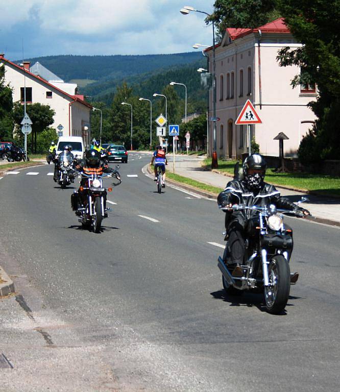 Jubilejní desátý ročník Pekelné motopárty se uskutečnil od 15. do 17. července v autokempu Peklo ve Vlčicích u Trutnova.