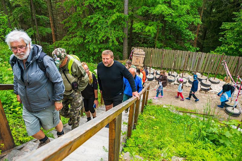 Lidé se přišli podívat na havlovický hrad Vízmburk při dni otevřených dveří.