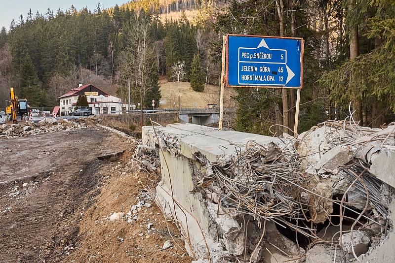 Královéhradecký kraj bourá tři mosty v Temném Dole ve východních Krkonoších na silnici mezi Horním Maršovem a Pecí pod Sněžkou, postaví místo nich nové.