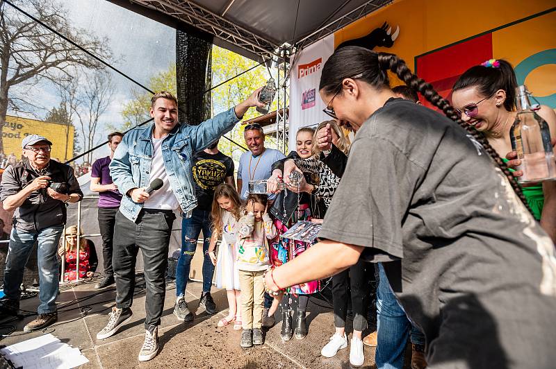 Hvězdy televizního seriálu ZOO zahájily letní sezonu v Safari Parku Dvůr Králové, Eva Burešová měla koncert.