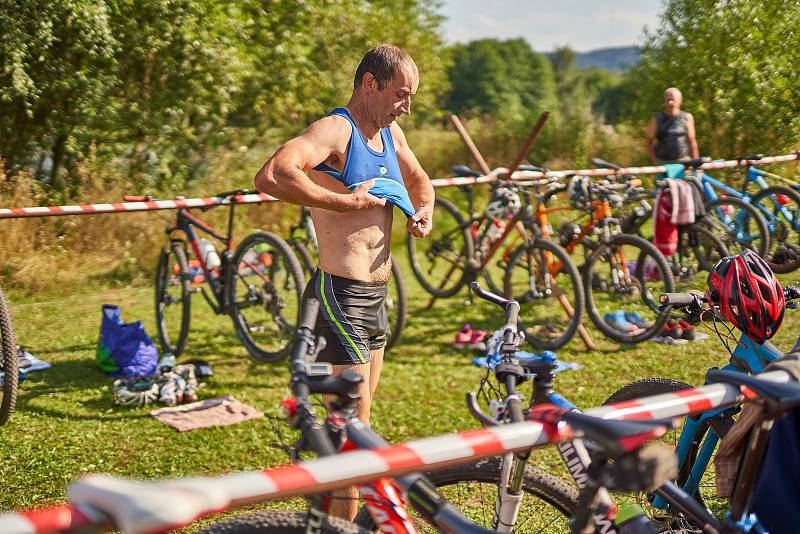 Triatlon v Dolcích u Trutnova. Soupeřili jednotlivci i štafety.