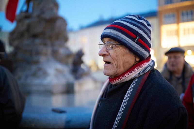 PROTEST PROTI ZDEŇKU ONDRÁČKOVI proběhl dnes (v pondělí) i v "jeho" Město Trutnov.