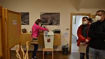 V pátek přišlo k volbám do Pece pod Sněžkou 355 lidí s voličským průkazem.