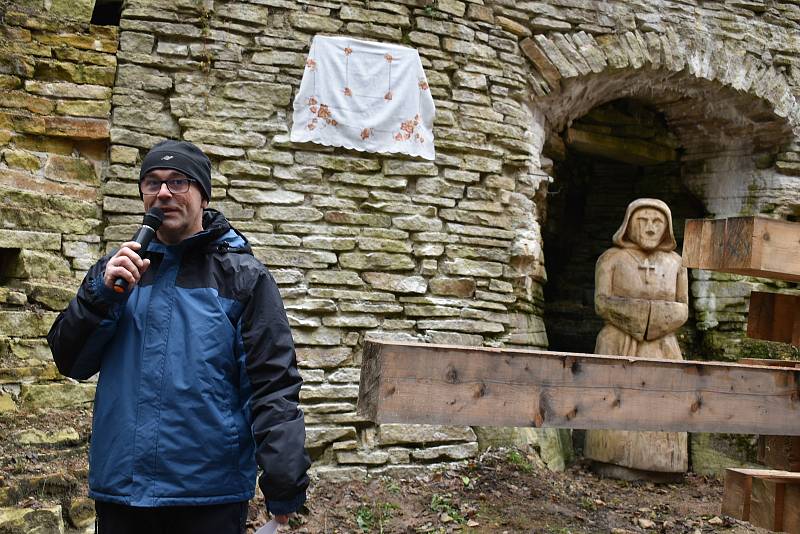 Slavnostní odhalení pamětní desky na hradě Vízmburk u příležitosti 100 let od narození archeologa Antonína Hejny.