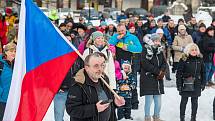 Demonstrace odpůrců protipandemických opatření v Trutnově na Krakonošově náměstí v neděli 23. ledna.