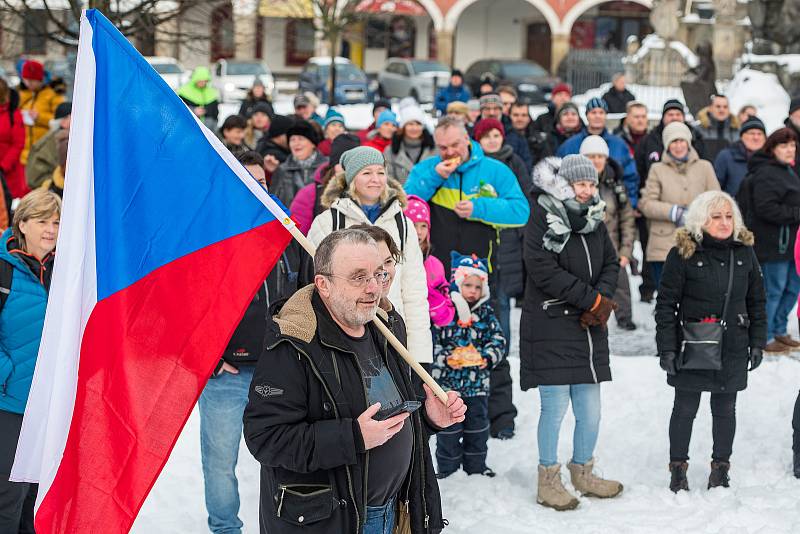 Demonstrace odpůrců protipandemických opatření v Trutnově na Krakonošově náměstí v neděli 23. ledna.