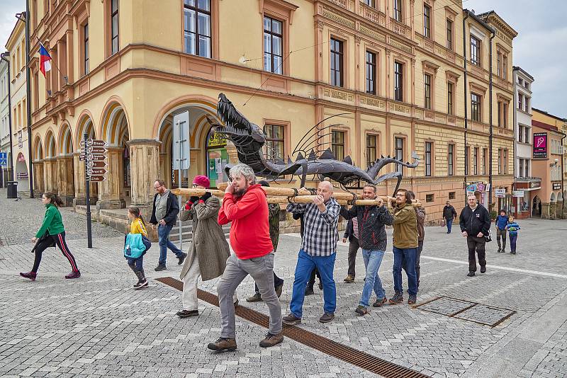 Trutnovský drak byl v sobotu vyzdvižen na věž Staré radnice na Krakonošově náměstí.