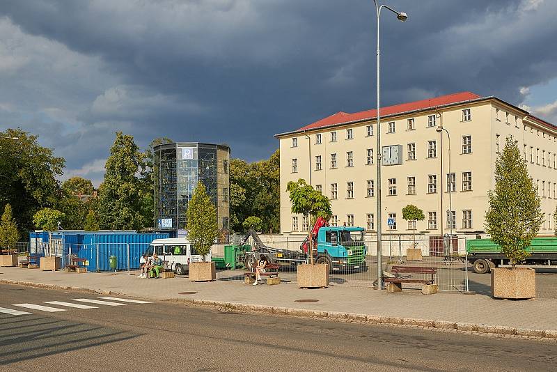 Kvůli rekonstrukci pěší zóny v Horské ulici v Trutnově je od pondělí až do května příštího roku uzavřené malé parkoviště vedle autobusového nádraží.