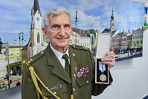 Trutnovský válečný veterán Josef Svoboda obdržel u příležitosti 97. narozenin pamětní medaili 1. stupně od Českého svazu bojovníků za svobodu.