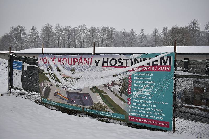 Stavba letního koupaliště v Hostinném pokračuje i v zimě.