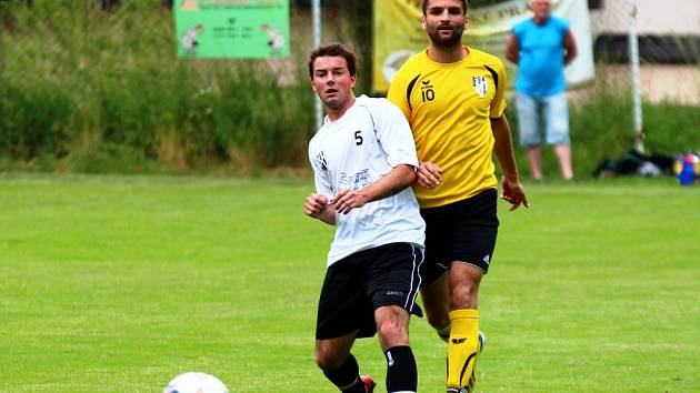 SPOUSTU ŠANCÍ promarnili v duelu s Lázněmi Bělohrad fotbalisté Bílé Třemešné. Jednu zahodil Patrik Macek (č. 5).